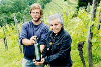 Yvonne Hegoburu avec lœnologue Emmanuel Jecker et une bouteille de la cuvée Le Sans papiers 